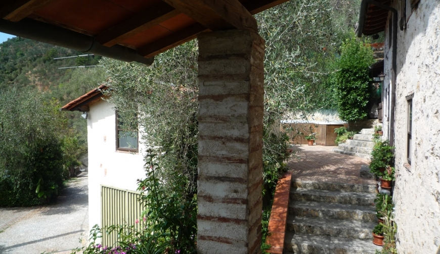 Isoliertes Steinhaus mit Gästehaus oberhalb Camaiore