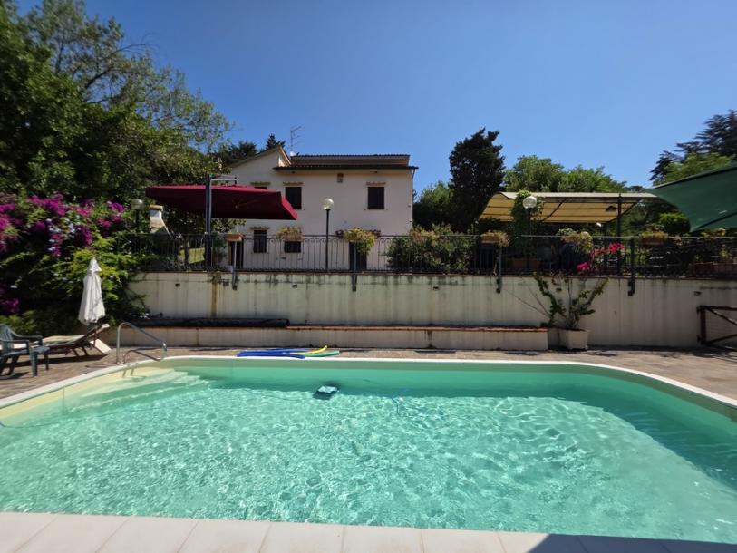 Country villa in Gabbro-10