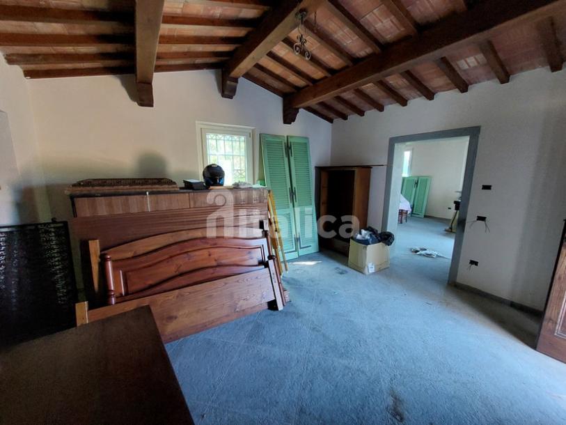 Villa con diversi annessi da rifare, vista mare-4