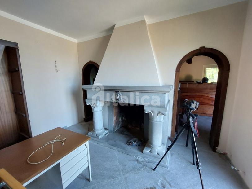 Villa con diversi annessi da rifare, vista mare-11