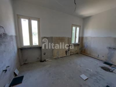 Villa con diversi annessi da rifare, vista mare