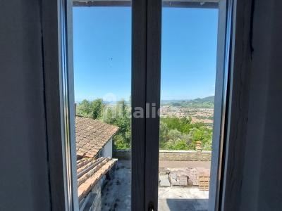 Villa con diversi annessi da rifare, vista mare