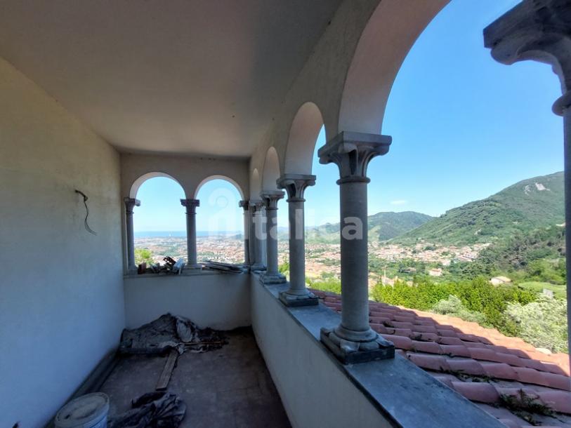 Villa con diversi annessi da rifare, vista mare-7