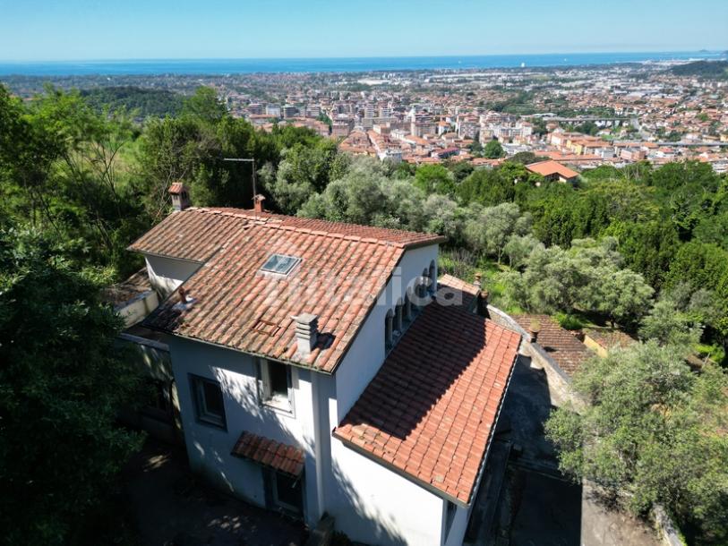Villa con diversi annessi da rifare, vista mare-5