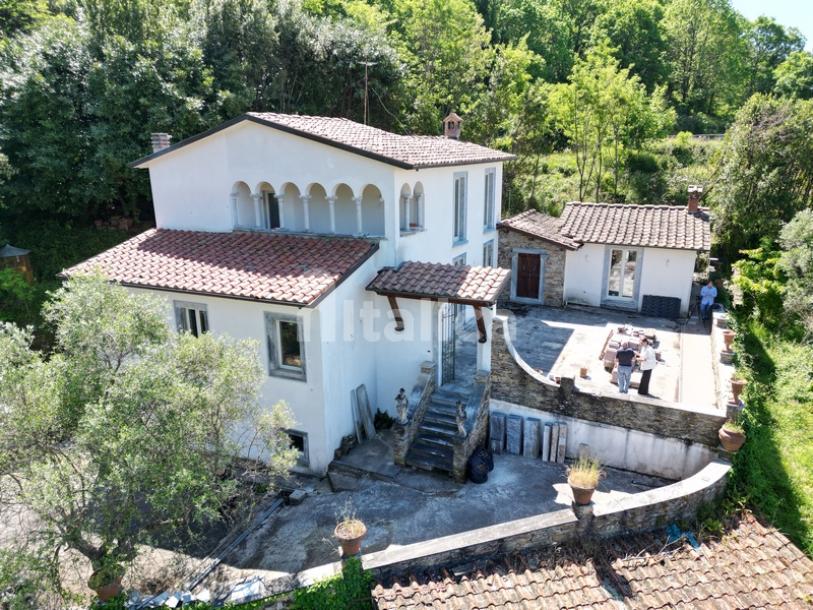 Villa con diversi annessi da rifare, vista mare-1