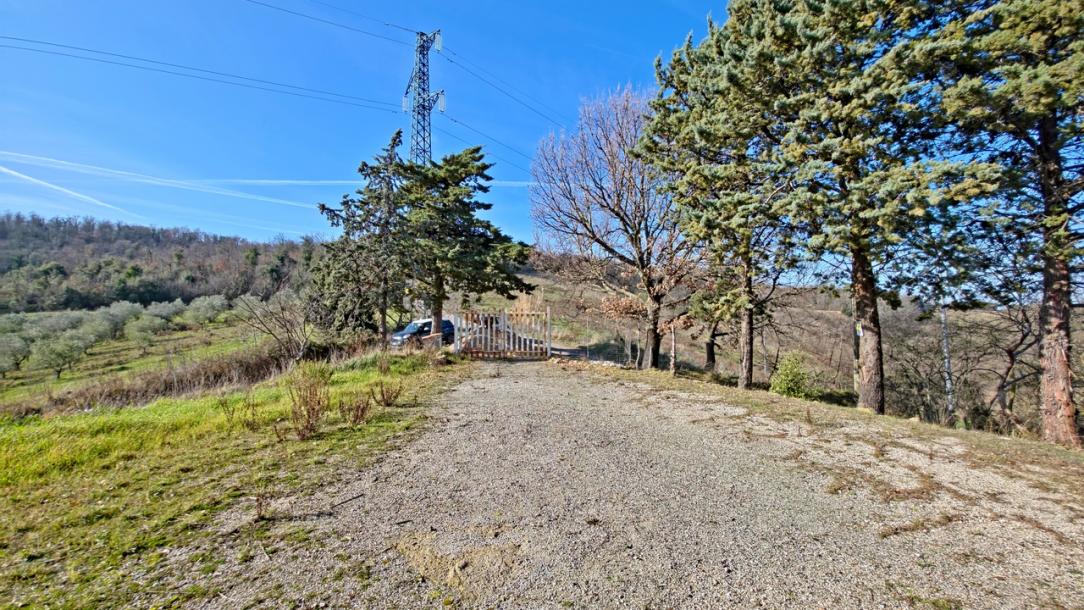 Unfinished country house near Pomarance-14