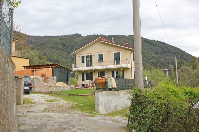 Nový dům mezi Sarzanou a Fosdinovo