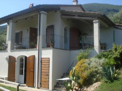 Kamenný dům s bazénem po renovaci u Camaiore