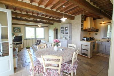 Kamenný dům s bazénem po renovaci u Camaiore