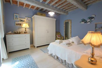 Kamenný dům s bazénem po renovaci u Camaiore