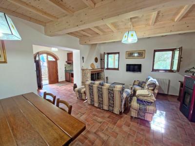 Dva kamenné domy s pozemkem mezi Luccou a Camaiorem