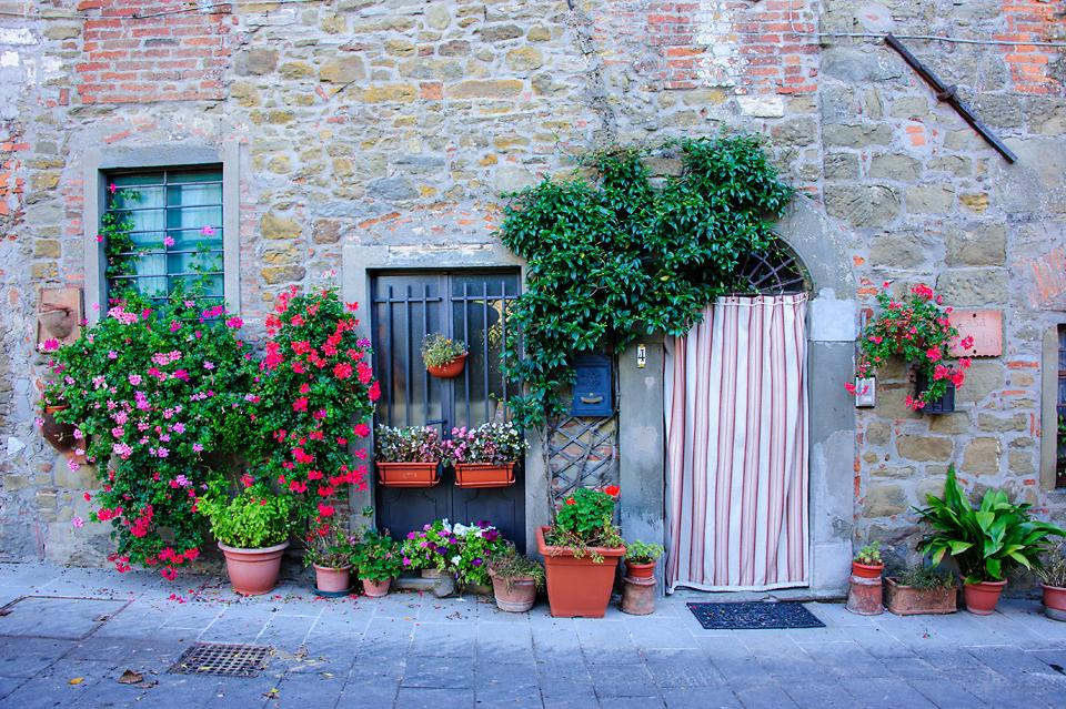 Vicini, Nonna &amp; Nino – L’integrazione nella vita di un borgo italiano