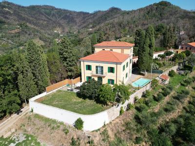 Villa con piscina verso Massarosa