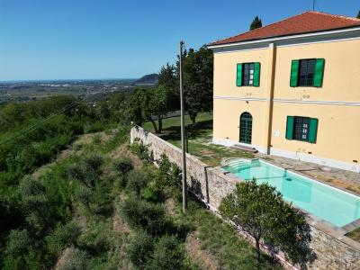 Villa con piscina verso Massarosa