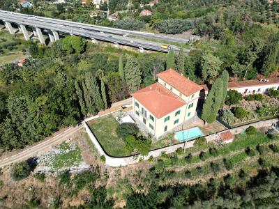 Villa con piscina verso Massarosa