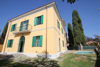 Villa con piscina verso Massarosa