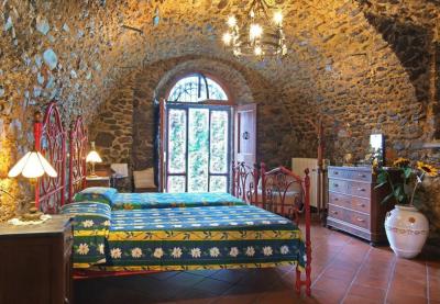 Grande proprieta in pietra in Lunigiana in vendita