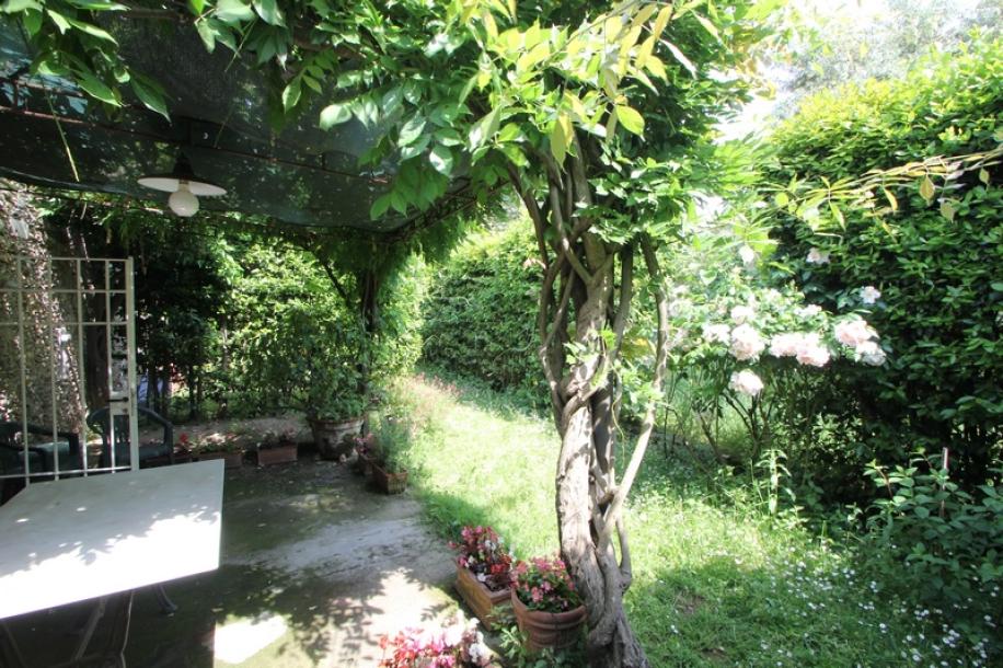 Querceta domek pro panenky mezi Seravezzou a Forte dei Marmi.-1