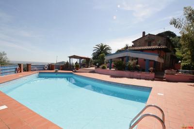 Comprare un casale rustico con piscina a Bargecchia