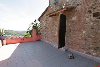 Comprare un casale rustico con piscina a Bargecchia