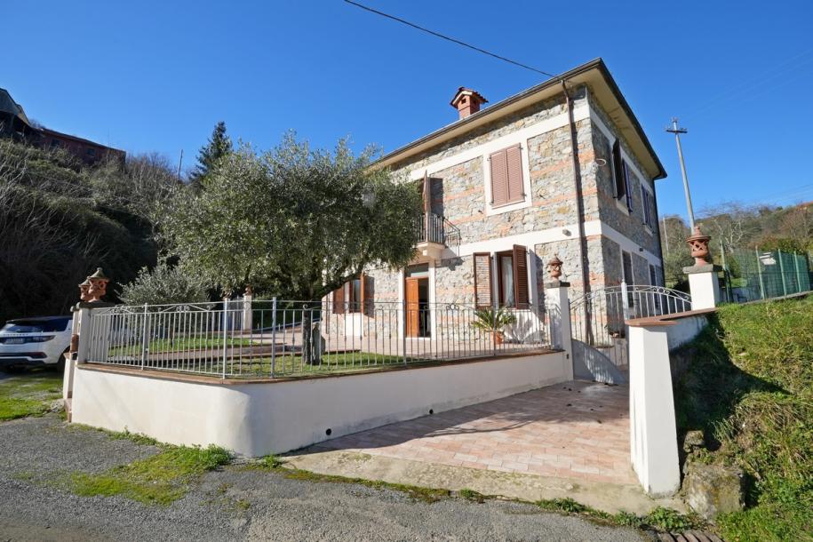 Villa con piscina a Lunigiana-11