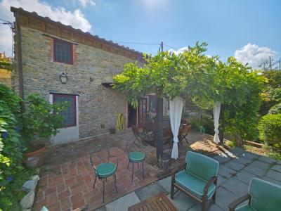 Kamenný dům s výhledem na moře u Massarosy na prodej