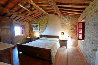 Kamenný dům s výhledem na moře u Massarosy na prodej