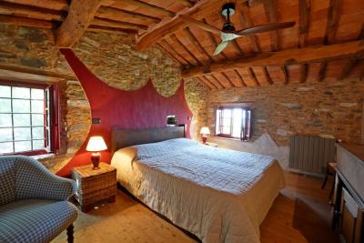 Kamenný dům s výhledem na moře u Massarosy na prodej