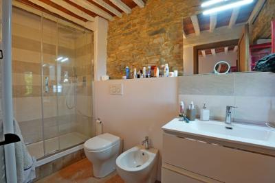 Kamenný dům s výhledem na moře u Massarosy na prodej