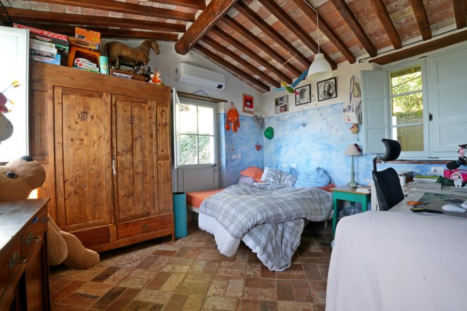 Vila s bazénem a výhledem na moře-11