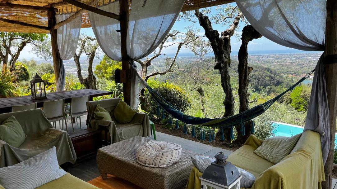 Vila s bazénem a výhledem na moře-12