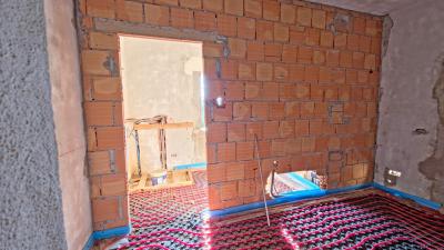 Nový vesnický dům na dokončení u Pomarance