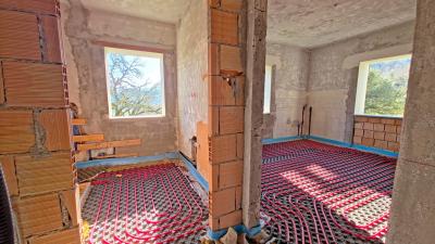 Nový vesnický dům na dokončení u Pomarance