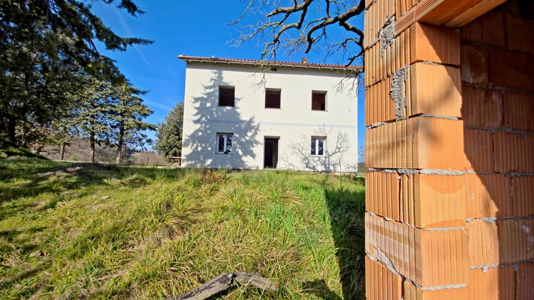 Unfinished country house near Pomarance-13