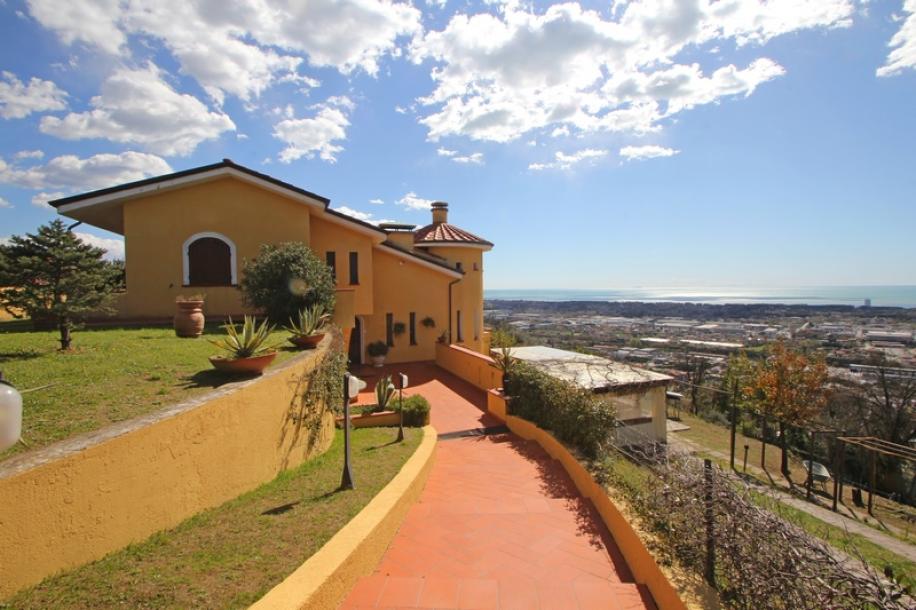 Moderní vila s výhledem na moře u Carrary-16