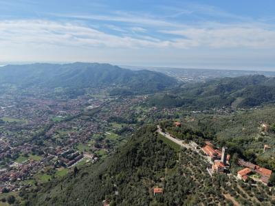 A hill with seaview and house above Camaiore-3