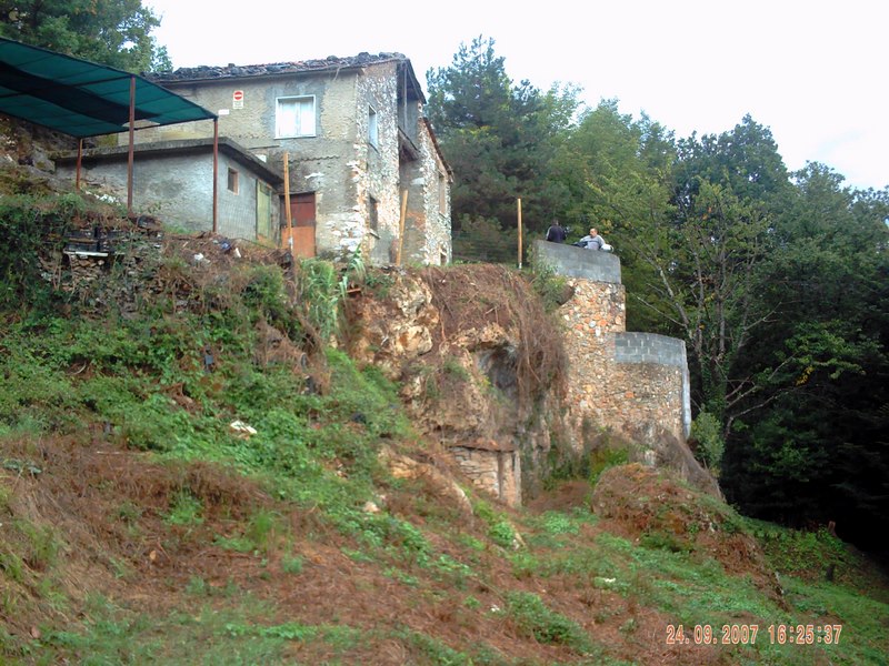 Kamenný dům nad Seravezzou s výhledem na moře