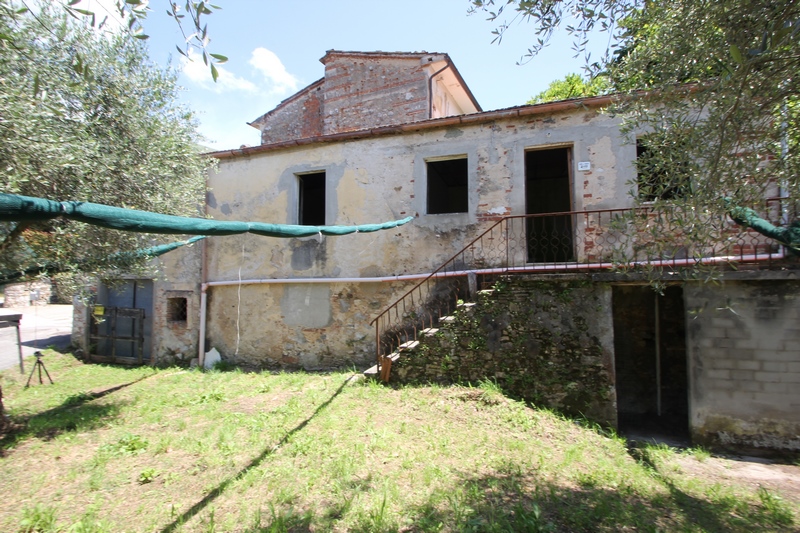 Rustikales Steinhaus zur Renovierung in Pieve di Camaiore – Versilia