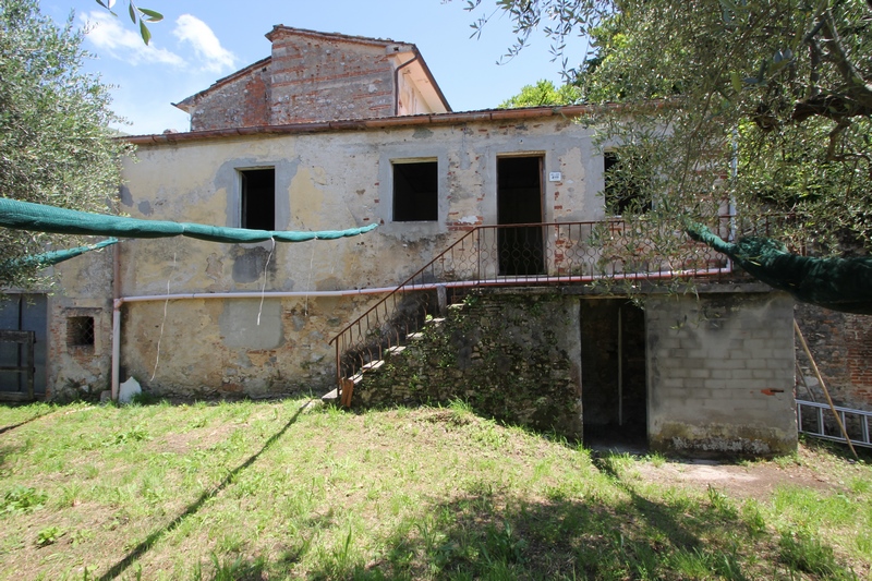 Rustikales Steinhaus zur Renovierung in Pieve di Camaiore – Versilia
