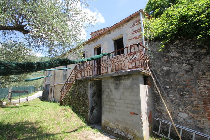 Rustikales Steinhaus zur Renovierung in Pieve di Camaiore – Versilia