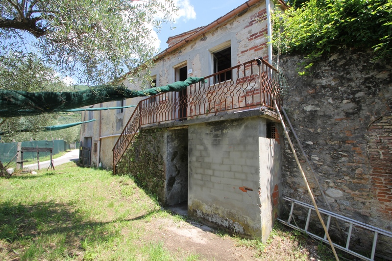 Rustikales Steinhaus zur Renovierung in Pieve di Camaiore – Versilia