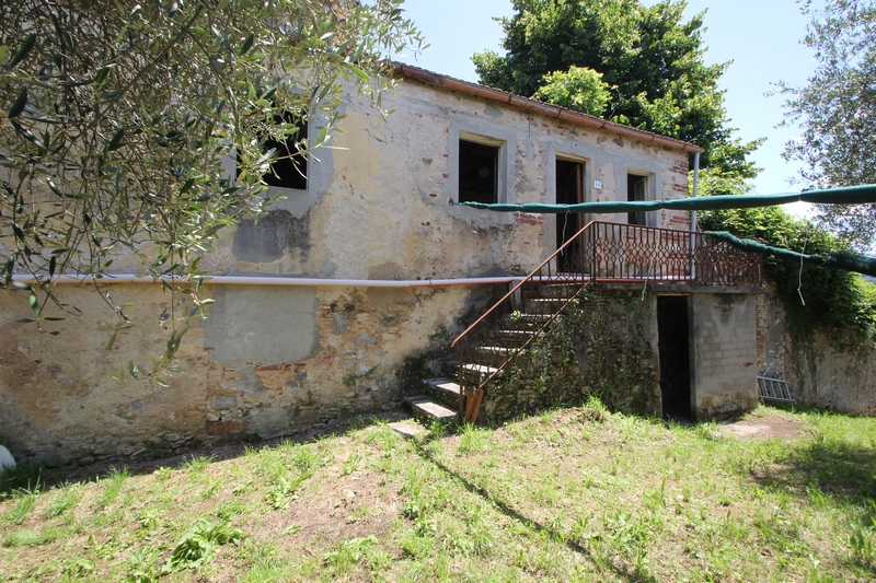 Rustikales Steinhaus zur Renovierung in Pieve di Camaiore – Versilia