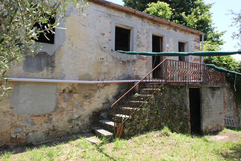 Rustikales Steinhaus zur Renovierung in Pieve di Camaiore – Versilia