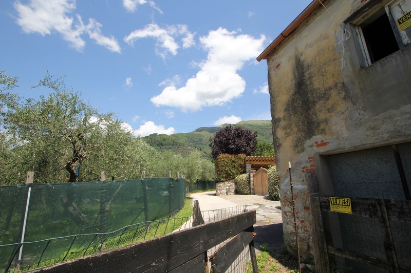 Rustikales Steinhaus zur Renovierung in Pieve di Camaiore – Versilia