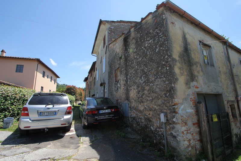 Rustikales Steinhaus zur Renovierung in Pieve di Camaiore – Versilia
