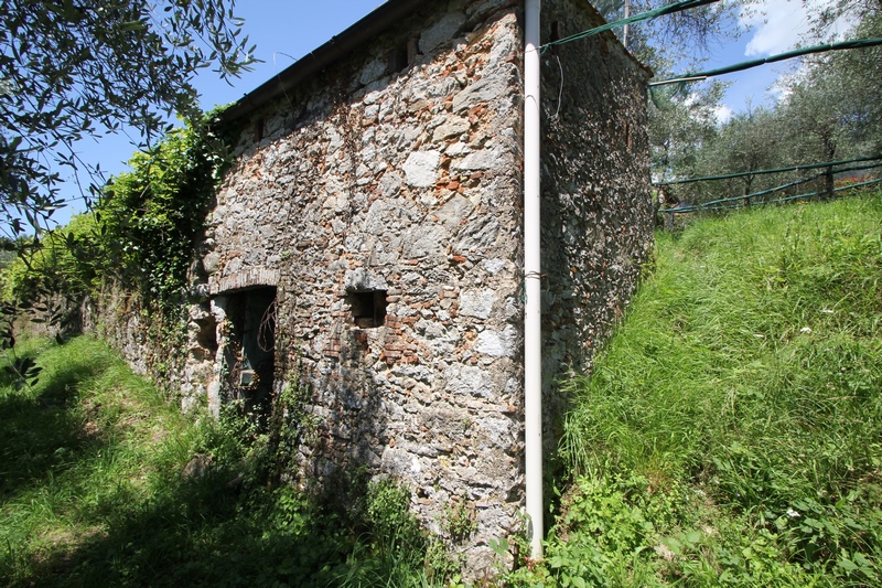 Rustikales Steinhaus zur Renovierung in Pieve di Camaiore – Versilia