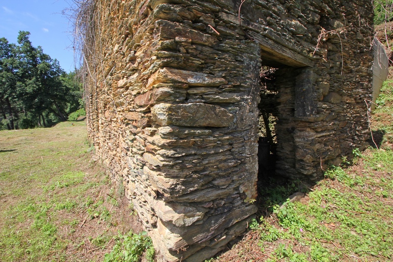 Ruina rustica s výhledem na moře