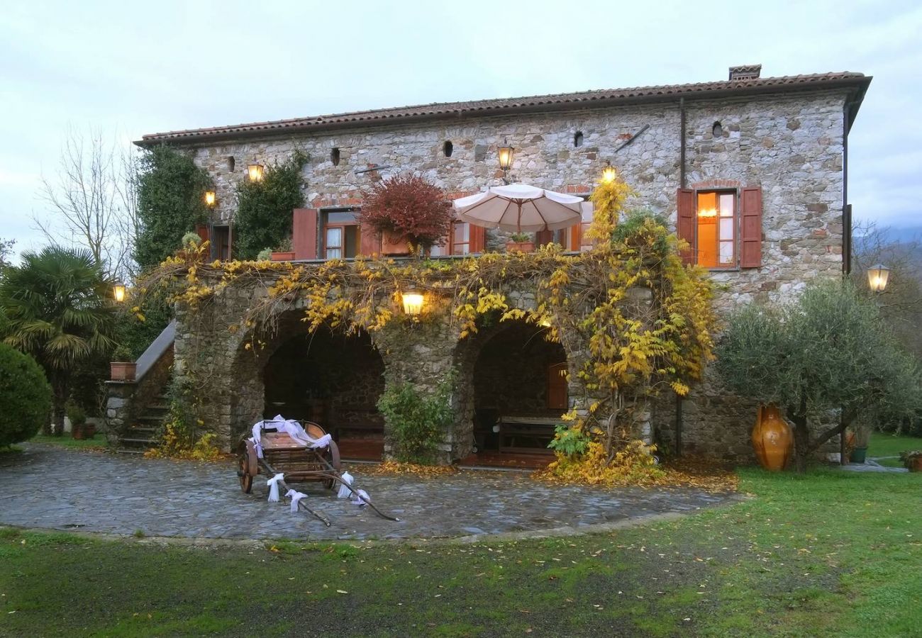 Affascinante Tenuta in Lunigiana – Ideale per Hotel, B&B o Villa Privata