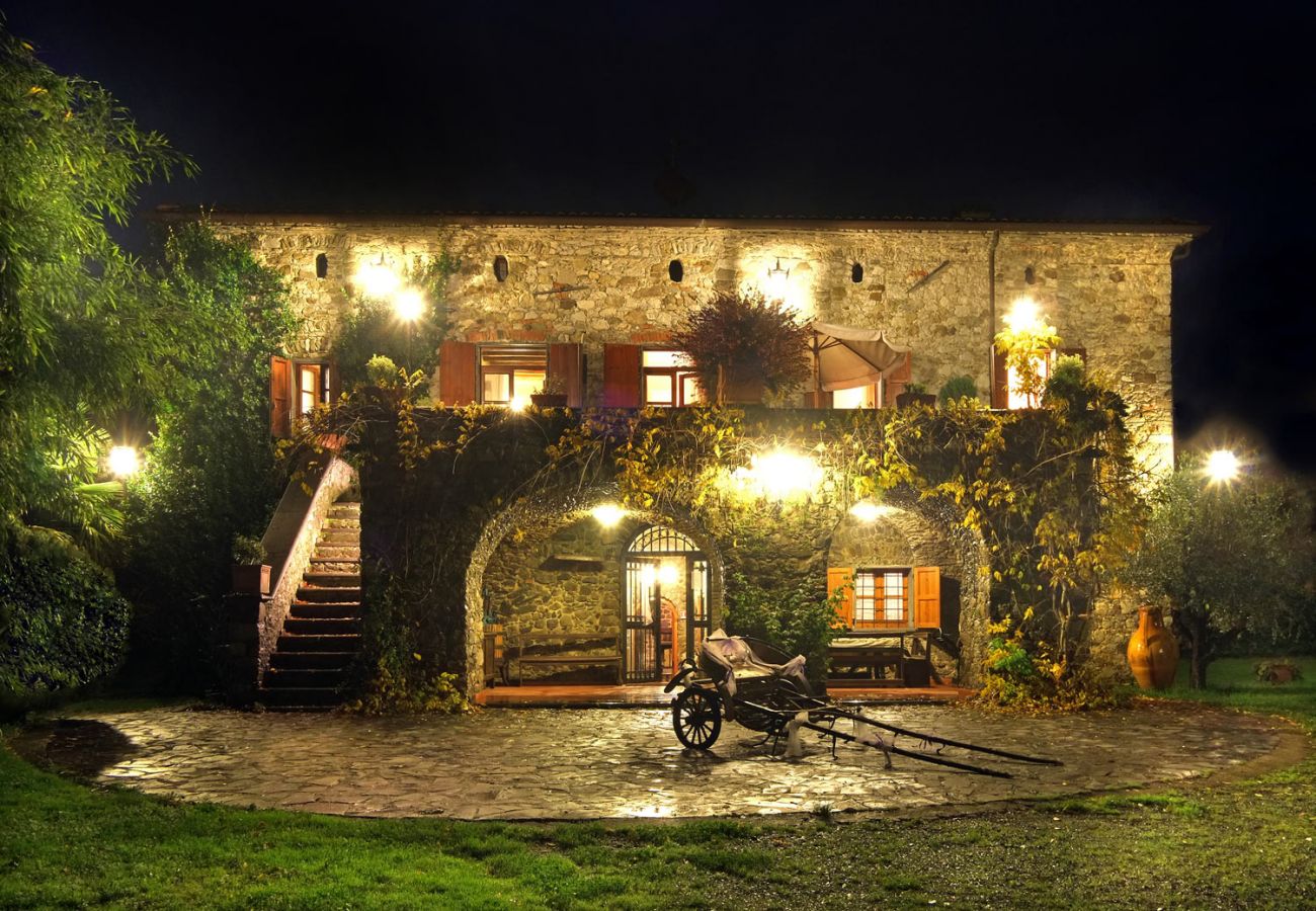 Affascinante Tenuta in Lunigiana – Ideale per Hotel, B&B o Villa Privata