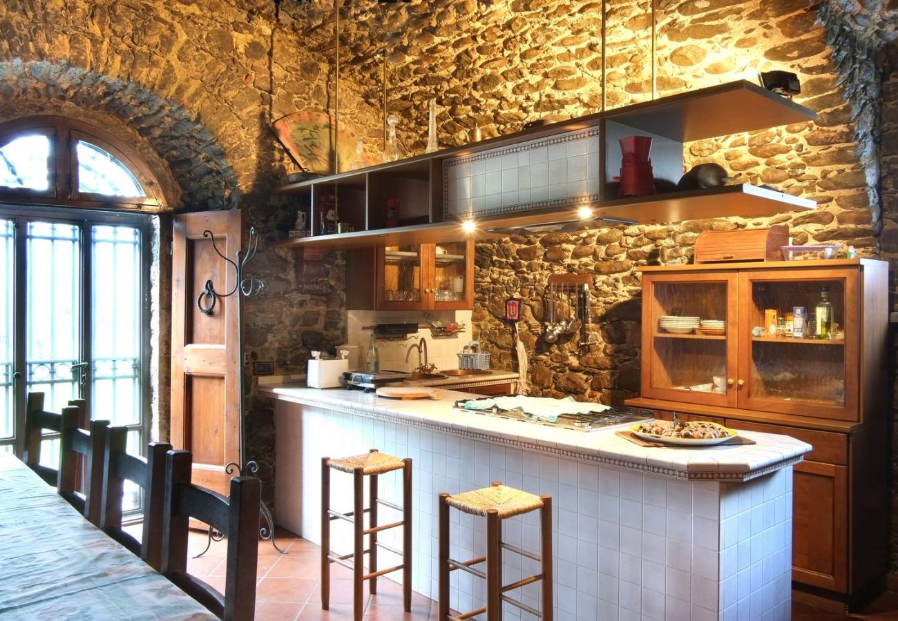 Affascinante Tenuta in Lunigiana – Ideale per Hotel, B&B o Villa Privata